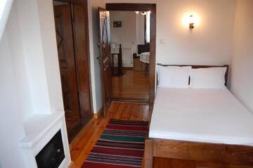 Фото номера Четырехместный номер с балконом Гостевой дом Kazasovata Guest House г. Трявна 5
