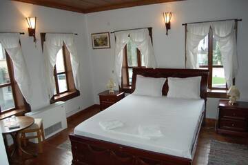 Фото номера Четырехместный номер с балконом Гостевой дом Kazasovata Guest House г. Трявна 3
