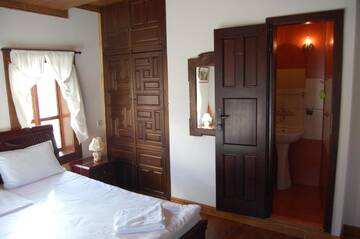 Фото номера Четырехместный номер с балконом Гостевой дом Kazasovata Guest House г. Трявна 11