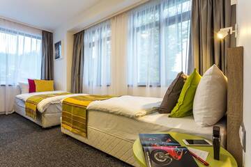 Фото номера Двухместный номер с 2 отдельными кроватями и балконом Отель Hotel Compliment г. Трявна 2