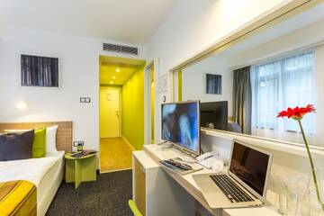 Фото номера Двухместный номер с 2 отдельными кроватями и балконом Отель Hotel Compliment г. Трявна 5