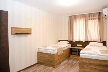Фото номера Двухместный номер с 2 отдельными кроватями Отель Tryavna Lake Hotel &amp; SPA г. Трявна 3