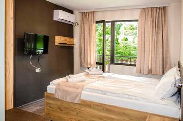 Фото номера Двухместный номер с 1 кроватью и балконом Отель Tryavna Lake Hotel &amp; SPA г. Трявна 3