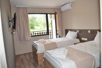Фото номера Двухместный номер с 2 отдельными кроватями и балконом Отель Tryavna Lake Hotel &amp; SPA г. Трявна 2